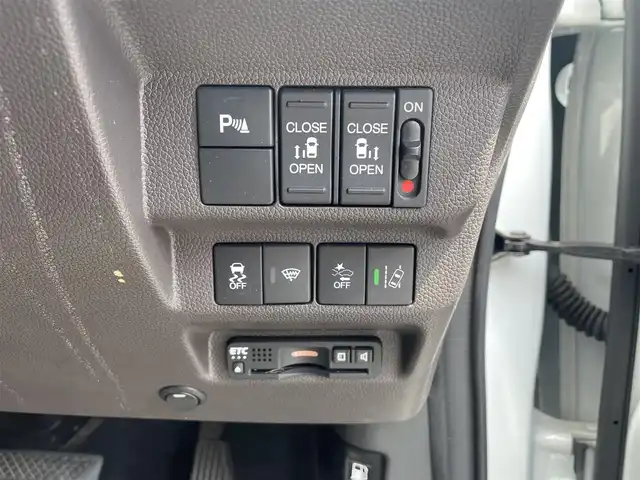 ホンダ フリード＋ ハイブリット G ホンダセンシング 熊本県 2020(令2)年 11.3万km プラチナホワイトパール 純正Gathersインターナビゲーション/【フルセグTV/Bluetooth/CD/DVD/USB】/バックカメラ/ホンダセンシング【安全運転支援システム】/・CMBS【衝突軽減ブレーキ】/・歩行者事故低減ステアリング/・アダプティブクルーズコントロール/・路外逸脱抑制機能/・誤発進抑制機能/・先行車発進お知らせ機能/・標識認識機能/両側パワースライドドア/LEDヘッドランプ/オートライト/アクティブコーナーリングランプ/コンフォートビューパッケージ/SRSエアバック【運転席/助手席】/シートヒーター/ロールサンシェード【スライドドア】/スマートキーシステム/ETC/社外デジタルインナーミラー/保証書/取扱説明書/スペアキー１本