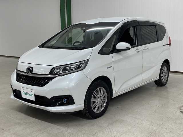 ホンダ フリード＋ ハイブリット G ホンダセンシング 熊本県 2020(令2)年 11.3万km プラチナホワイトパール 純正Gathersインターナビゲーション/【フルセグTV/Bluetooth/CD/DVD/USB】/バックカメラ/ホンダセンシング【安全運転支援システム】/・CMBS【衝突軽減ブレーキ】/・歩行者事故低減ステアリング/・アダプティブクルーズコントロール/・路外逸脱抑制機能/・誤発進抑制機能/・先行車発進お知らせ機能/・標識認識機能/両側パワースライドドア/LEDヘッドランプ/オートライト/アクティブコーナーリングランプ/コンフォートビューパッケージ/SRSエアバック【運転席/助手席】/シートヒーター/ロールサンシェード【スライドドア】/スマートキーシステム/ETC/社外デジタルインナーミラー