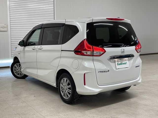 ホンダ フリード＋ ハイブリット G ホンダセンシング 熊本県 2020(令2)年 11.3万km プラチナホワイトパール 純正Gathersインターナビゲーション/【フルセグTV/Bluetooth/CD/DVD/USB】/バックカメラ/ホンダセンシング【安全運転支援システム】/・CMBS【衝突軽減ブレーキ】/・歩行者事故低減ステアリング/・アダプティブクルーズコントロール/・路外逸脱抑制機能/・誤発進抑制機能/・先行車発進お知らせ機能/・標識認識機能/両側パワースライドドア/LEDヘッドランプ/オートライト/アクティブコーナーリングランプ/コンフォートビューパッケージ/SRSエアバック【運転席/助手席】/シートヒーター/ロールサンシェード【スライドドア】/スマートキーシステム/ETC/社外デジタルインナーミラー
