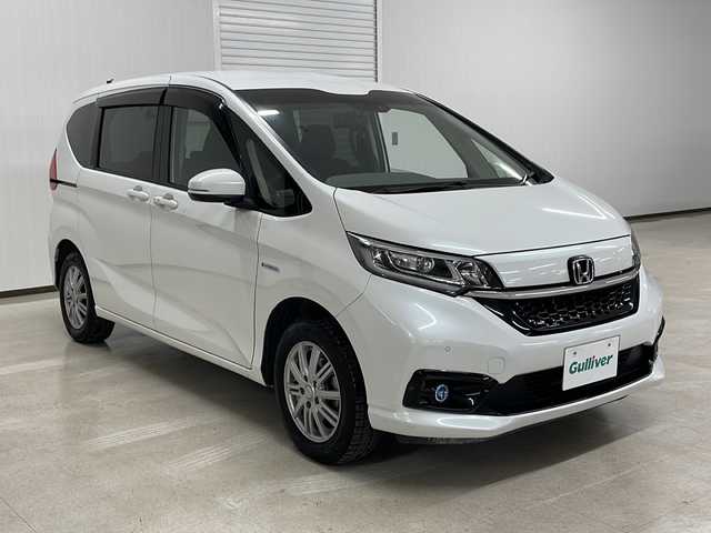 ホンダ フリード＋ ハイブリット G ホンダセンシング 熊本県 2020(令2)年 11.3万km プラチナホワイトパール 純正Gathersインターナビゲーション/【フルセグTV/Bluetooth/CD/DVD/USB】/バックカメラ/ホンダセンシング【安全運転支援システム】/・CMBS【衝突軽減ブレーキ】/・歩行者事故低減ステアリング/・アダプティブクルーズコントロール/・路外逸脱抑制機能/・誤発進抑制機能/・先行車発進お知らせ機能/・標識認識機能/両側パワースライドドア/LEDヘッドランプ/オートライト/アクティブコーナーリングランプ/コンフォートビューパッケージ/SRSエアバック【運転席/助手席】/シートヒーター/ロールサンシェード【スライドドア】/スマートキーシステム/ETC/社外デジタルインナーミラー