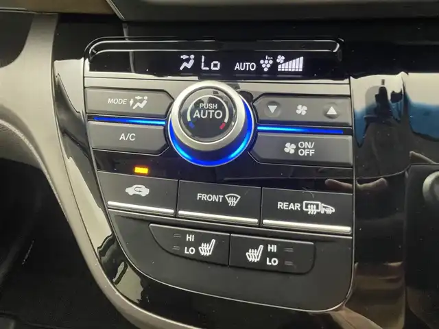 ホンダ フリード ハイブリット G 茨城県 2022(令4)年 0.9万km プラチナホワイトパール 社外ナビ/バックカメラ/フルセグ/衝突被害軽減ブレーキ/車線逸脱抑制装置/レーダークルーズコントロール/ソナー/両側電動スライドドア/ETC/ドラレコ/シートヒーター/LEDヘッドライト/スマートキー