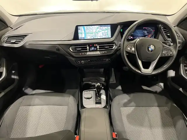 ＢＭＷ ＢＭＷ １１８ｄ プレイ 熊本県 2023(令5)年 1.6万km サファイアブラックP ・スマートキー/・プッシュスタート/・インテリジェントセーフティ/・PDC自動起動/・アクティブPDC緊急ブレーキ/・パーキングアシスト/・前席パワーシート/・純正HDDナビ/　【Bluetooth・USB・AppleCarPlay】/・バックかカメラ/・ETC/・ワイヤレス充電/・LEDヘッドランプ/・LEDフォグランプ/・純正マット