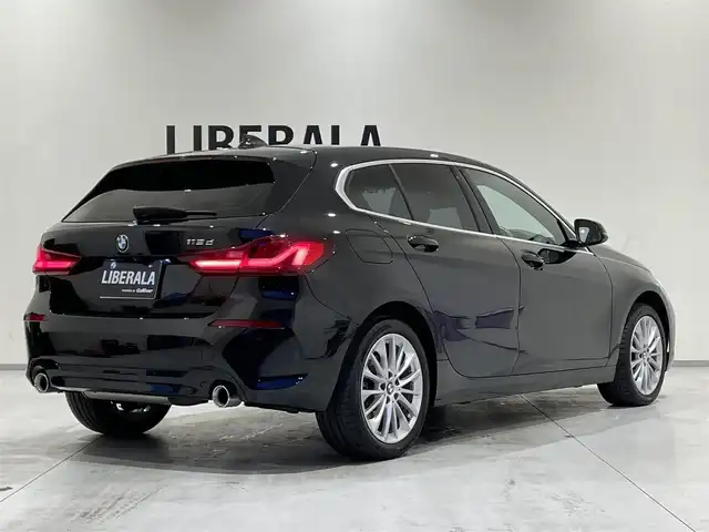 ＢＭＷ ＢＭＷ １１８ｄ プレイ 熊本県 2023(令5)年 1.6万km サファイアブラックP ・スマートキー/・プッシュスタート/・インテリジェントセーフティ/・PDC自動起動/・アクティブPDC緊急ブレーキ/・パーキングアシスト/・前席パワーシート/・純正HDDナビ/　【Bluetooth・USB・AppleCarPlay】/・バックかカメラ/・ETC/・ワイヤレス充電/・LEDヘッドランプ/・LEDフォグランプ/・純正マット