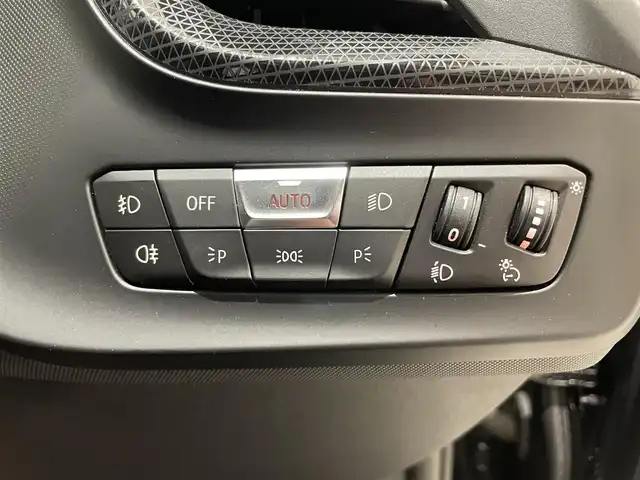 ＢＭＷ ＢＭＷ １１８ｄ プレイ 熊本県 2023(令5)年 1.6万km サファイアブラックP ・スマートキー/・プッシュスタート/・インテリジェントセーフティ/・PDC自動起動/・アクティブPDC緊急ブレーキ/・パーキングアシスト/・前席パワーシート/・純正HDDナビ/　【Bluetooth・USB・AppleCarPlay】/・バックかカメラ/・ETC/・ワイヤレス充電/・LEDヘッドランプ/・LEDフォグランプ/・純正マット