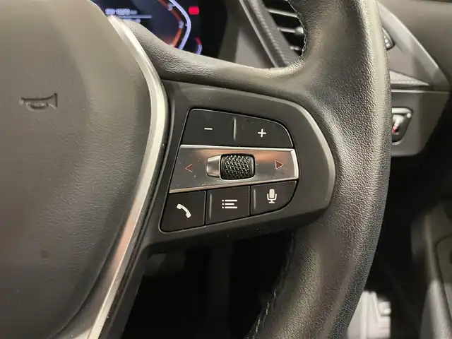 ＢＭＷ ＢＭＷ １１８ｄ プレイ 熊本県 2023(令5)年 1.6万km サファイアブラックP ・スマートキー/・プッシュスタート/・インテリジェントセーフティ/・PDC自動起動/・アクティブPDC緊急ブレーキ/・パーキングアシスト/・前席パワーシート/・純正HDDナビ/　【Bluetooth・USB・AppleCarPlay】/・バックかカメラ/・ETC/・ワイヤレス充電/・LEDヘッドランプ/・LEDフォグランプ/・純正マット