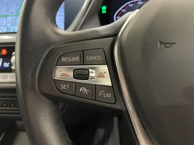 ＢＭＷ ＢＭＷ １１８ｄ プレイ 熊本県 2023(令5)年 1.6万km サファイアブラックP ・スマートキー/・プッシュスタート/・インテリジェントセーフティ/・PDC自動起動/・アクティブPDC緊急ブレーキ/・パーキングアシスト/・前席パワーシート/・純正HDDナビ/　【Bluetooth・USB・AppleCarPlay】/・バックかカメラ/・ETC/・ワイヤレス充電/・LEDヘッドランプ/・LEDフォグランプ/・純正マット