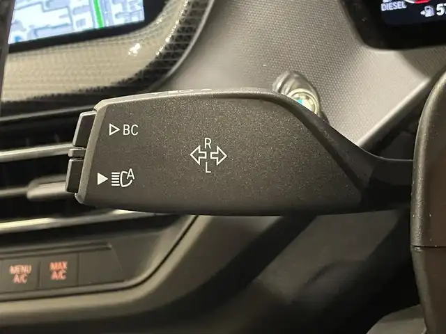 ＢＭＷ ＢＭＷ １１８ｄ プレイ 熊本県 2023(令5)年 1.6万km サファイアブラックP ・スマートキー/・プッシュスタート/・インテリジェントセーフティ/・PDC自動起動/・アクティブPDC緊急ブレーキ/・パーキングアシスト/・前席パワーシート/・純正HDDナビ/　【Bluetooth・USB・AppleCarPlay】/・バックかカメラ/・ETC/・ワイヤレス充電/・LEDヘッドランプ/・LEDフォグランプ/・純正マット