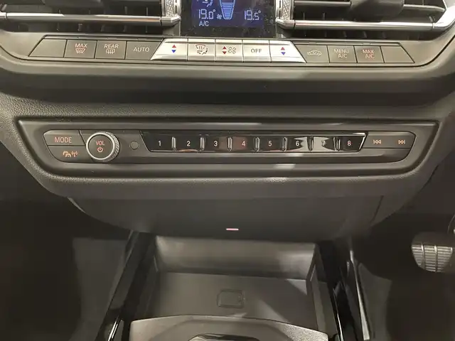 ＢＭＷ ＢＭＷ １１８ｄ プレイ 熊本県 2023(令5)年 1.6万km サファイアブラックP ・スマートキー/・プッシュスタート/・インテリジェントセーフティ/・PDC自動起動/・アクティブPDC緊急ブレーキ/・パーキングアシスト/・前席パワーシート/・純正HDDナビ/　【Bluetooth・USB・AppleCarPlay】/・バックかカメラ/・ETC/・ワイヤレス充電/・LEDヘッドランプ/・LEDフォグランプ/・純正マット