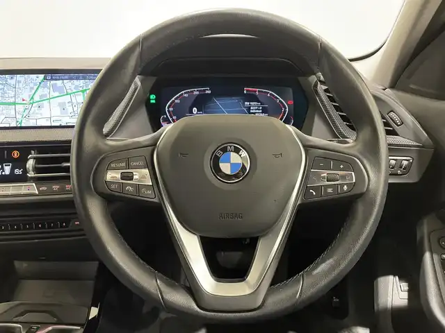 ＢＭＷ ＢＭＷ １１８ｄ プレイ 熊本県 2023(令5)年 1.6万km サファイアブラックP ・スマートキー/・プッシュスタート/・インテリジェントセーフティ/・PDC自動起動/・アクティブPDC緊急ブレーキ/・パーキングアシスト/・前席パワーシート/・純正HDDナビ/　【Bluetooth・USB・AppleCarPlay】/・バックかカメラ/・ETC/・ワイヤレス充電/・LEDヘッドランプ/・LEDフォグランプ/・純正マット
