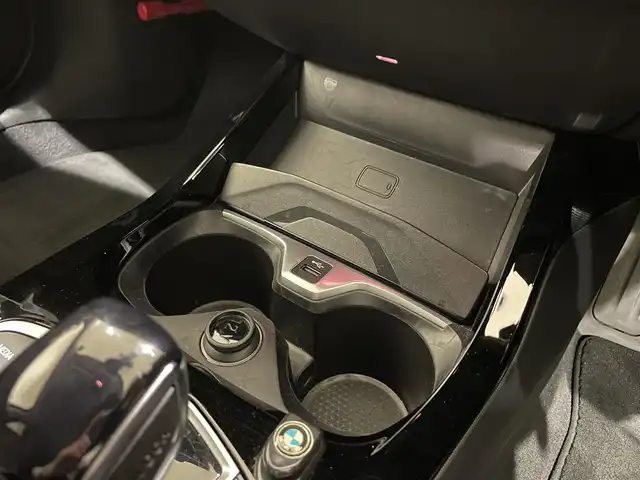 ＢＭＷ ＢＭＷ １１８ｄ プレイ 熊本県 2023(令5)年 1.6万km サファイアブラックP ・スマートキー/・プッシュスタート/・インテリジェントセーフティ/・PDC自動起動/・アクティブPDC緊急ブレーキ/・パーキングアシスト/・前席パワーシート/・純正HDDナビ/　【Bluetooth・USB・AppleCarPlay】/・バックかカメラ/・ETC/・ワイヤレス充電/・LEDヘッドランプ/・LEDフォグランプ/・純正マット