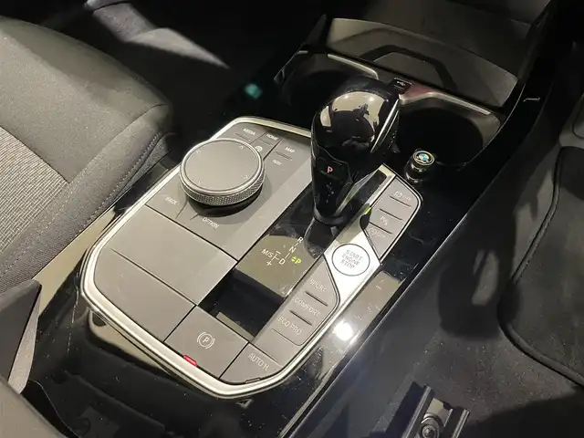 ＢＭＷ ＢＭＷ １１８ｄ プレイ 熊本県 2023(令5)年 1.6万km サファイアブラックP ・スマートキー/・プッシュスタート/・インテリジェントセーフティ/・PDC自動起動/・アクティブPDC緊急ブレーキ/・パーキングアシスト/・前席パワーシート/・純正HDDナビ/　【Bluetooth・USB・AppleCarPlay】/・バックかカメラ/・ETC/・ワイヤレス充電/・LEDヘッドランプ/・LEDフォグランプ/・純正マット