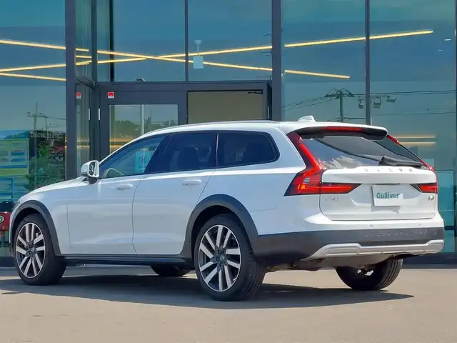 ボルボ Ｖ９０ クロスカントリー B6 AWD プロ 東京都 2021(令3)年 2万km クリスタルホワイトP 純正ナビ/全方位カメラ/haman/kardon/ヘッドアップディスプレイ/ドライブレコーダー/ETC/レザーシート/パワーシート/シートヒーター/ベンチレーションシート/ステアリングヒーター/クルーズコントロール/パワーバックドア/ルーフレール/スマートキー