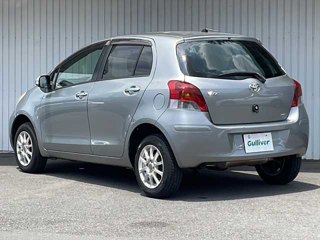 トヨタ ヴィッツ F 長野県 2011(平23)年 12.8万km シルバー ４WD/社外１４インチアルミ/社外アルミ冬タイヤ積込