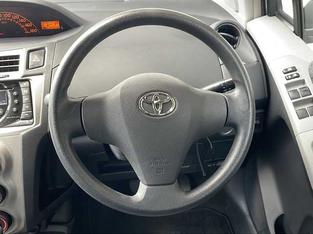 トヨタ ヴィッツ F 長野県 2011(平23)年 12.8万km シルバー ４WD/社外１４インチアルミ/社外アルミ冬タイヤ積込