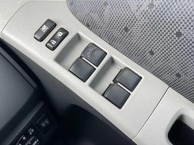トヨタ ヴィッツ F 長野県 2011(平23)年 12.8万km シルバー ４WD/社外１４インチアルミ/社外アルミ冬タイヤ積込