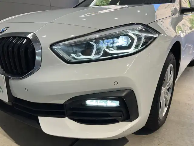 ＢＭＷ １１８ｄ プレイ エディションジョイ+ 東京都 2021(令3)年 0.7万km アルピンホワイトⅢ 1オーナー/ドライビングアシスト/・レーンディパーチャーウォーニング/・レーンチェンジウォーニング/・前車接近警告機能/・衝突回避/被害軽減ブレーキ/・後車衝突警告機能/・クロストラフィックウォーニング（リア）/・トラフィックアシスト/純正HDDナビゲーション/Bカメラ/ETC/ドライブレコーダー/LEDヘッドライト・フォグライト/バックフォグライト/スマートキー/スポーツモード/クルーズコントロール/置くだけ充電/USB/走行7030km