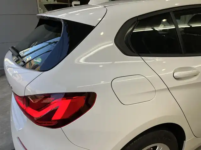 ＢＭＷ １１８ｄ プレイ エディションジョイ+ 東京都 2021(令3)年 0.7万km アルピンホワイトⅢ 1オーナー/ドライビングアシスト/・レーンディパーチャーウォーニング/・レーンチェンジウォーニング/・前車接近警告機能/・衝突回避/被害軽減ブレーキ/・後車衝突警告機能/・クロストラフィックウォーニング（リア）/・トラフィックアシスト/純正HDDナビゲーション/Bカメラ/ETC/ドライブレコーダー/LEDヘッドライト・フォグライト/バックフォグライト/スマートキー/スポーツモード/クルーズコントロール/置くだけ充電/USB/走行7030km