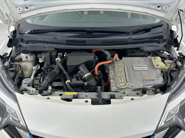 日産 ノート e－パワー X Vセレクション 愛知県 2020(令2)年 8万km ブリリアントホワイトパール 純正ＳＤメモリナビ【MM319D-W】/（Bluetooth・フルセグ・CD・DVD）/インテリジェントアラウンドビューモニター/インテリジェントエマージェンシーブレーキ/・車線逸脱警報/・踏み間違い防止/・フロント/バックソナー/ETC/ドライブレコーダー/インテリジェントルームミラー/純正6本スポーク15インチアルミホイール/横滑り防止機能/LEDヘッドライト/純正フロアマット/プッシュスタート/スマートキー