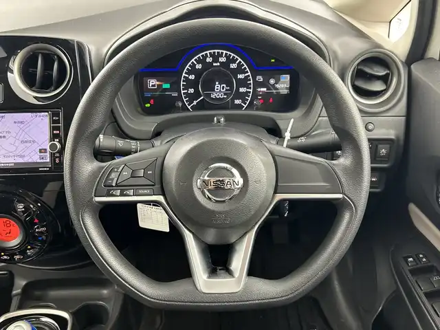 日産 ノート e－パワー X Vセレクション 愛知県 2020(令2)年 8万km ブリリアントホワイトパール 純正ＳＤメモリナビ【MM319D-W】/（Bluetooth・フルセグ・CD・DVD）/インテリジェントアラウンドビューモニター/インテリジェントエマージェンシーブレーキ/・車線逸脱警報/・踏み間違い防止/・フロント/バックソナー/ETC/ドライブレコーダー/インテリジェントルームミラー/純正6本スポーク15インチアルミホイール/横滑り防止機能/LEDヘッドライト/純正フロアマット/プッシュスタート/スマートキー