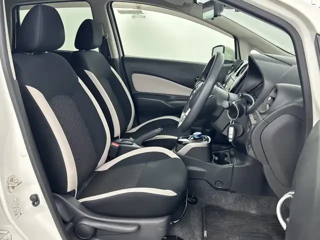 日産 ノート e－パワー X Vセレクション 愛知県 2020(令2)年 8万km ブリリアントホワイトパール 純正ＳＤメモリナビ【MM319D-W】/（Bluetooth・フルセグ・CD・DVD）/インテリジェントアラウンドビューモニター/インテリジェントエマージェンシーブレーキ/・車線逸脱警報/・踏み間違い防止/・フロント/バックソナー/ETC/ドライブレコーダー/インテリジェントルームミラー/純正6本スポーク15インチアルミホイール/横滑り防止機能/LEDヘッドライト/純正フロアマット/プッシュスタート/スマートキー