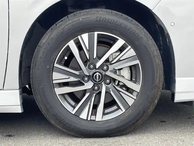 日産 セレナ e－パワー ルキシオン 群馬県 2023(令5)年 7.9万km ブリリアントシルバー 安全性能/・プロパイロット/・車線変更支援/・前方衝突防止支援/・踏み間違い衝突防止支援/・車線維持支援/・車線逸脱防止支援/・後側方衝突防止支援/・標識認識/・駐車支援/・プロパイロットパーキング/純正12.3インチナビ/　　フルセグ/Bluetooth/    FM/AM/USB/HDMI/    AppleCarPlay/AndroidAuto/フリップダウンモニター/アラウンドビューモニター/フロントダイナミックパック装着/両側ハンズフリーパワースライドドア/デジタルインナーミラー/1，2列目シートヒーター/オートLEDヘッドライト/ヘッドアップディスプレイ/ルーフスポイラー/シーケンシャルドアミラー/バックビュー雨滴クリーナー/スマートキー2本/プロパイロットリモートパーキング（キー有）/純正前後ドライブレコーダー/ビルドインETC2.0