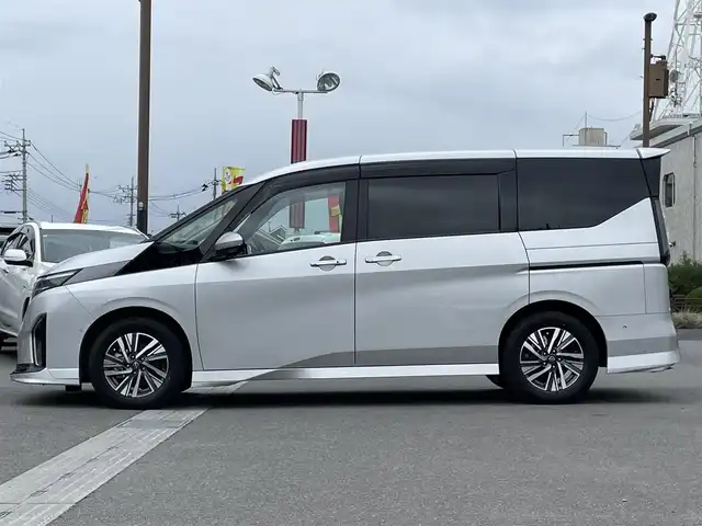 日産 セレナ e－パワー ルキシオン 群馬県 2023(令5)年 7.9万km ブリリアントシルバー 安全性能/・プロパイロット/・車線変更支援/・前方衝突防止支援/・踏み間違い衝突防止支援/・車線維持支援/・車線逸脱防止支援/・後側方衝突防止支援/・標識認識/・駐車支援/・プロパイロットパーキング/純正12.3インチナビ/　　フルセグ/Bluetooth/    FM/AM/USB/HDMI/    AppleCarPlay/AndroidAuto/フリップダウンモニター/アラウンドビューモニター/フロントダイナミックパック装着/両側ハンズフリーパワースライドドア/デジタルインナーミラー/1，2列目シートヒーター/オートLEDヘッドライト/ヘッドアップディスプレイ/ルーフスポイラー/シーケンシャルドアミラー/バックビュー雨滴クリーナー/スマートキー2本/プロパイロットリモートパーキング（キー有）/純正前後ドライブレコーダー/ビルドインETC2.0