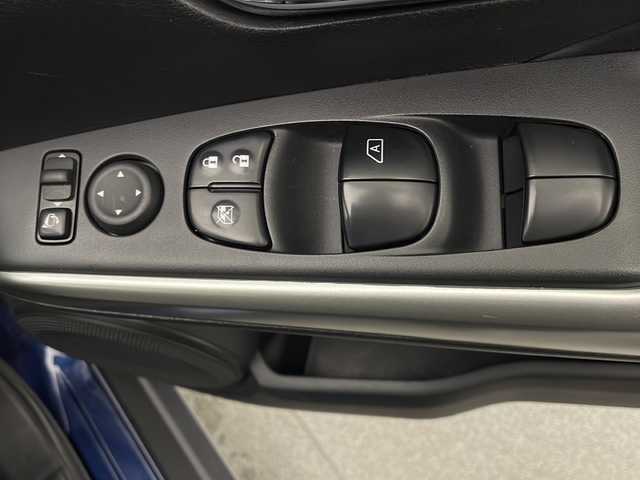 日産 キックス X 宮崎県 2020(令2)年 4.5万km ダークブルー 禁煙車/エマージェンシーブレーキ/純正9型ナビTV/（CD/DVD/Bluetooth/FMAM/フルセグTV)/純正ビルトインETC/純正LEDオートライト/純正LEDフォグ/純正17インチアルミ/純正フロアマット/プロパイロット/アラウンドビューモニター/レーンディパーチャーアラート/オートマチックハイビーム/デジタルインナーミラー/クリアランスソナー/ハーフレザーシート/前席シートヒーター/ステアリングヒーター/電子パーキング/オートホールド/オートエアコン/本革巻ハンドル/スマートキー/プッシュエンジンスタート/スペアキー/新車時保証書/取扱い説明書