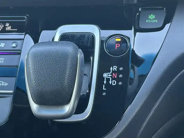 ホンダ フリード ハイブリット G 大阪府 2023(令5)年 1.2万km プラチナホワイトパール 純正9インチナビナビ(BT/フルセグ/USB/DVD)/バックカメラ/衝突被害軽減システム/レーダークルーズコントロール/レーンキープアシスト/盗難防止装置/横滑り防止装置/コーナーセンサー/ワンオーナー/両側パワースライドドア/シートヒーター/ドライブレコーダー/ETC/LEDヘッドライト/オートライト/オートマチックハイビーム/スペアキー