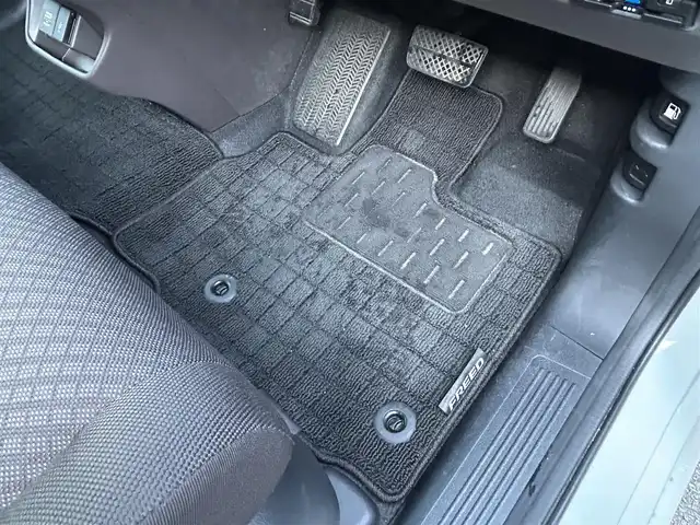 ホンダ フリード ハイブリット G 大阪府 2023(令5)年 1.2万km プラチナホワイトパール 純正9インチナビナビ(BT/フルセグ/USB/DVD)/バックカメラ/衝突被害軽減システム/レーダークルーズコントロール/レーンキープアシスト/盗難防止装置/横滑り防止装置/コーナーセンサー/ワンオーナー/両側パワースライドドア/シートヒーター/ドライブレコーダー/ETC/LEDヘッドライト/オートライト/オートマチックハイビーム/スペアキー