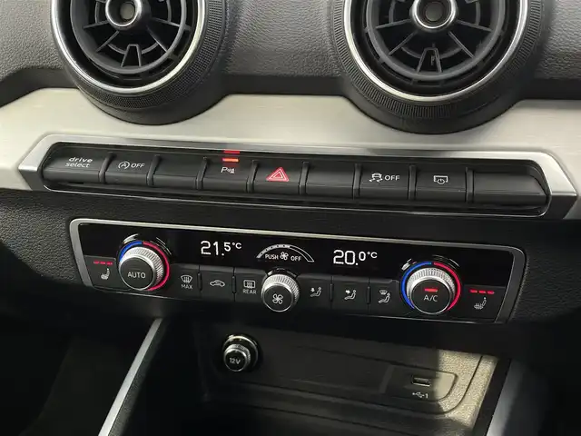 アウディ Ｑ２ 30TFSIスポーツ 三重県 2020(令2)年 2.8万km グレイシアホワイトメタリック ワンオーナー /ACC/純正ナビ/バックカメラ/フルセグTV/シートヒーター/LEDヘッドライト/社外ドライブレコーダー/純正17インチアルミホイール　/電動リアゲート/Bluetooth/ETC/バーチャルコックピット/保証書/スペアキー