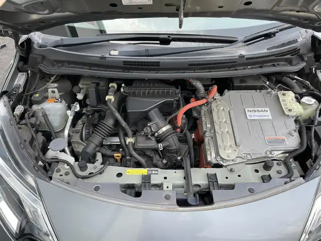 日産 ノート e－パワー メダリスト 佐賀県 2017(平29)年 5.6万km ダークメタルグレー 日産オリジナルナビゲーション/・アラウンドビューモニター/・CD/DVD/フルセグTV/BT/エマージェンシーブレーキ/車線逸脱警報/デジタルインナーミラー/フロント&バックソナー/LEDヘッドライト/オートライト/フォグランプ/純正15インチアルミ/プッシュスタート/ETC/ステアリングスイッチ/電動格納ミラー/ドアバイザー/フロアマット/ISOFIX/スペアキー×１/取扱説明書/保証書