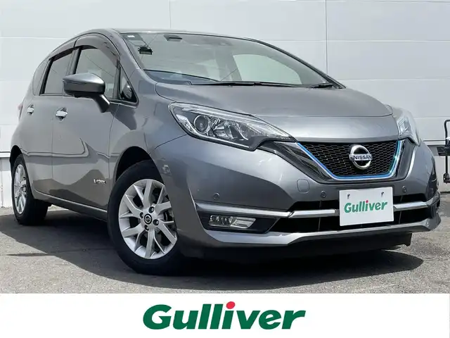 日産 ノート e－パワー メダリスト 佐賀県 2017(平29)年 5.6万km ダークメタルグレー 日産オリジナルナビゲーション/・アラウンドビューモニター/・CD/DVD/フルセグTV/BT/エマージェンシーブレーキ/車線逸脱警報/デジタルインナーミラー/フロント&バックソナー/LEDヘッドライト/オートライト/フォグランプ/純正15インチアルミ/プッシュスタート/ETC/ステアリングスイッチ/電動格納ミラー/ドアバイザー/フロアマット/ISOFIX/スペアキー×１/取扱説明書/保証書