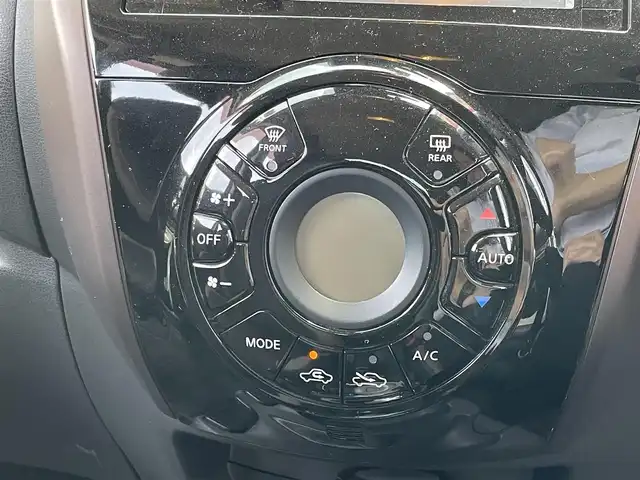 日産 ノート e－パワー メダリスト 佐賀県 2017(平29)年 5.6万km ダークメタルグレー 日産オリジナルナビゲーション/・アラウンドビューモニター/・CD/DVD/フルセグTV/BT/エマージェンシーブレーキ/車線逸脱警報/デジタルインナーミラー/フロント&バックソナー/LEDヘッドライト/オートライト/フォグランプ/純正15インチアルミ/プッシュスタート/ETC/ステアリングスイッチ/電動格納ミラー/ドアバイザー/フロアマット/ISOFIX/スペアキー×１/取扱説明書/保証書