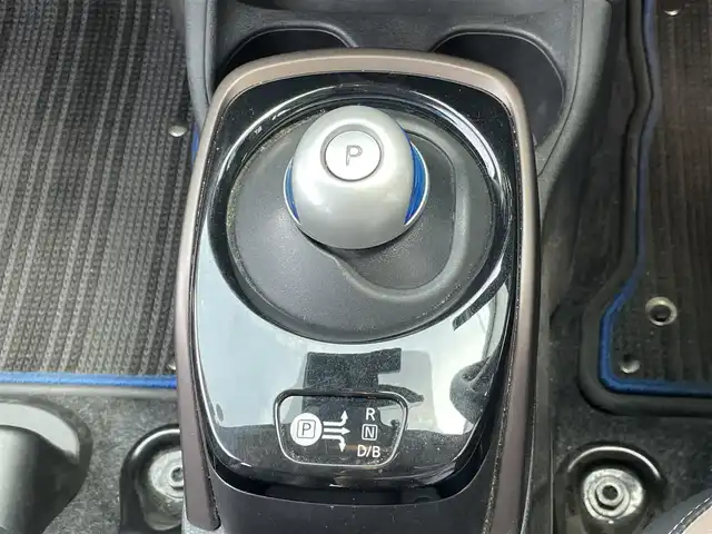 日産 ノート e－パワー メダリスト 佐賀県 2017(平29)年 5.6万km ダークメタルグレー 日産オリジナルナビゲーション/・アラウンドビューモニター/・CD/DVD/フルセグTV/BT/エマージェンシーブレーキ/車線逸脱警報/デジタルインナーミラー/フロント&バックソナー/LEDヘッドライト/オートライト/フォグランプ/純正15インチアルミ/プッシュスタート/ETC/ステアリングスイッチ/電動格納ミラー/ドアバイザー/フロアマット/ISOFIX/スペアキー×１/取扱説明書/保証書