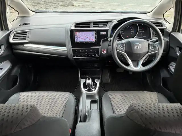 ホンダ フィット ハイブリット Fコンフォートエディション 熊本県 2018(平30)年 13.6万km プレミアムアイボリーP 純正メモリナビ(VXM-184VFi)/【フルセグTV/SD/CD/DVD/Bluetooth/USB】/バックカメラ/衝突被害軽減システム/レーダークルーズコントロール/レーンキープアシスト/前席シートヒーター/ビルトインETC/横滑り防止装置/盗難防止装置/純正フロアマット/ベンチシート/プッシュスタート/スマートキー/取扱説明書/保証書