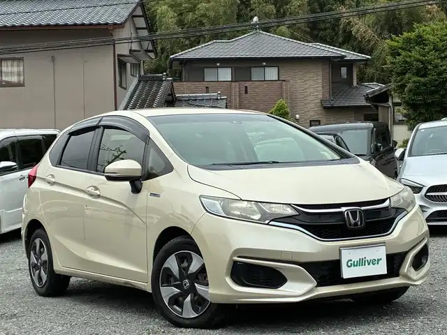 ホンダ フィット ハイブリット Fコンフォートエディション 熊本県 2018(平30)年 13.6万km プレミアムアイボリーP 純正メモリナビ(VXM-184VFi)/【フルセグTV/SD/CD/DVD/Bluetooth/USB】/バックカメラ/衝突被害軽減システム/レーダークルーズコントロール/レーンキープアシスト/前席シートヒーター/ビルトインETC/横滑り防止装置/盗難防止装置/純正フロアマット/ベンチシート/プッシュスタート/スマートキー/取扱説明書/保証書