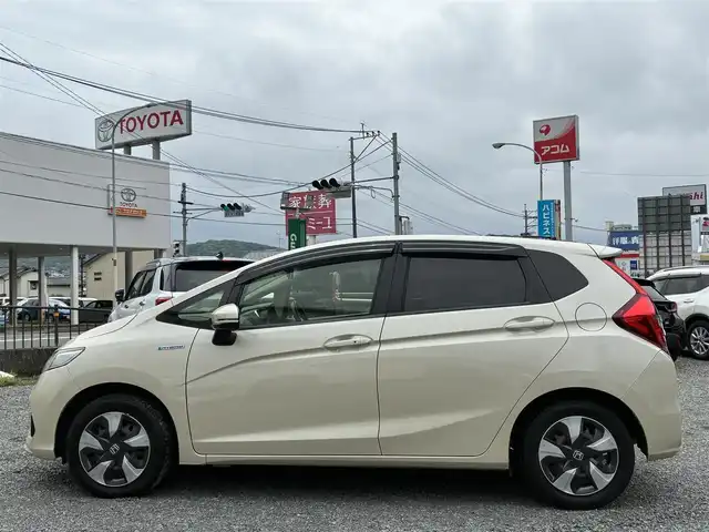 ホンダ フィット ハイブリット Fコンフォートエディション 熊本県 2018(平30)年 13.6万km プレミアムアイボリーP 純正メモリナビ(VXM-184VFi)/【フルセグTV/SD/CD/DVD/Bluetooth/USB】/バックカメラ/衝突被害軽減システム/レーダークルーズコントロール/レーンキープアシスト/前席シートヒーター/ビルトインETC/横滑り防止装置/盗難防止装置/純正フロアマット/ベンチシート/プッシュスタート/スマートキー/取扱説明書/保証書