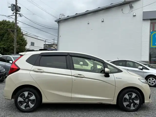 ホンダ フィット ハイブリット Fコンフォートエディション 熊本県 2018(平30)年 13.6万km プレミアムアイボリーP 純正メモリナビ(VXM-184VFi)/【フルセグTV/SD/CD/DVD/Bluetooth/USB】/バックカメラ/衝突被害軽減システム/レーダークルーズコントロール/レーンキープアシスト/前席シートヒーター/ビルトインETC/横滑り防止装置/盗難防止装置/純正フロアマット/ベンチシート/プッシュスタート/スマートキー/取扱説明書/保証書