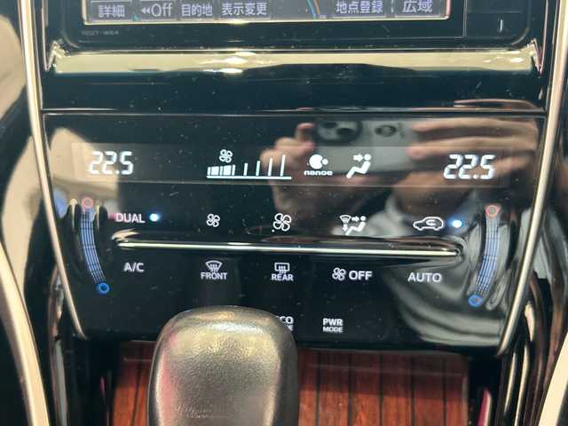 トヨタ ハリアー プレミアム 埼玉県 2015(平27)年 5.2万km ホワイトパールクリスタルシャイン トヨタセーフティーセンス　/純正メモリナビ/　　CD/DVD/BT/フルセグ　/バックカメラ　/パワーバックドア　/クルーズコントロール　/LEDオートライト　/ハーフレザーシート　/パワーシート　/純正18インチアルミホイール　/ステアリングスイッチ　/ETC