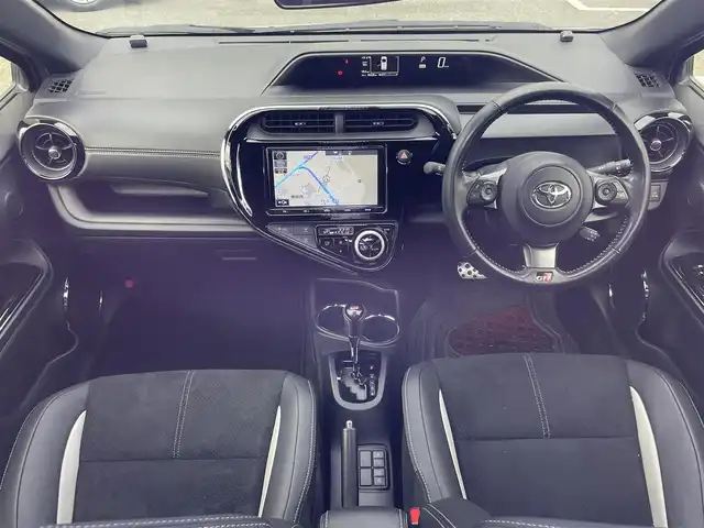 トヨタ アクア G GRスポーツ 17インチPKG 福岡県 2018(平30)年 4.2万km シルバーM トヨタ純正ナビ/（NSZT-Y66T/9インチナビ）/Bluetooth対応/CD/DVD/フルセグTV/GTスポーツ/バックカメラ/クルーズコントロール/ドライブレコーダー（前側）/ビルトインETC/ドアバイザー/純正フロアマット/プッシュスタート/カーテシライト（前ドア）/保証書/取扱説明書/スマートキー/スペアキー