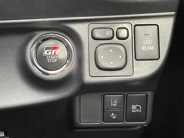トヨタ アクア G GRスポーツ 17インチPKG 福岡県 2018(平30)年 4.2万km シルバーM トヨタ純正ナビ/（NSZT-Y66T/9インチナビ）/Bluetooth対応/CD/DVD/フルセグTV/GTスポーツ/バックカメラ/クルーズコントロール/ドライブレコーダー（前側）/ビルトインETC/ドアバイザー/純正フロアマット/プッシュスタート/カーテシライト（前ドア）/保証書/取扱説明書/スマートキー/スペアキー