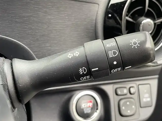 トヨタ アクア G GRスポーツ 17インチPKG 福岡県 2018(平30)年 4.2万km シルバーM トヨタ純正ナビ/（NSZT-Y66T/9インチナビ）/Bluetooth対応/CD/DVD/フルセグTV/GTスポーツ/バックカメラ/クルーズコントロール/ドライブレコーダー（前側）/ビルトインETC/ドアバイザー/純正フロアマット/プッシュスタート/カーテシライト（前ドア）/保証書/取扱説明書/スマートキー/スペアキー