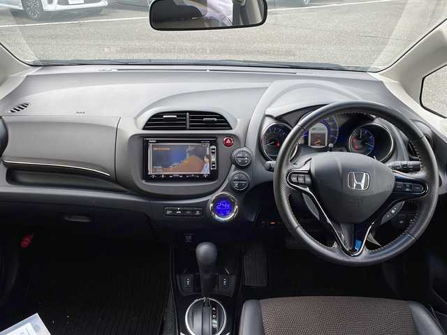 ホンダ フィット シャトル ハイブリッド スマートセレファインライン 新潟県 2013(平25)年 7.9万km プレミアムホワイト 純正メモリナビ/(AM/FM/CD/DVD/ワンセグTV)/スタッドレスタイヤ/ハーフレザーシート/シートヒーター/クルーズコントロール/夏タイヤ積載/ABS/横滑り防止装置/盗難防止装置/Modulo15インチアルミホイール/純正フロアマット
