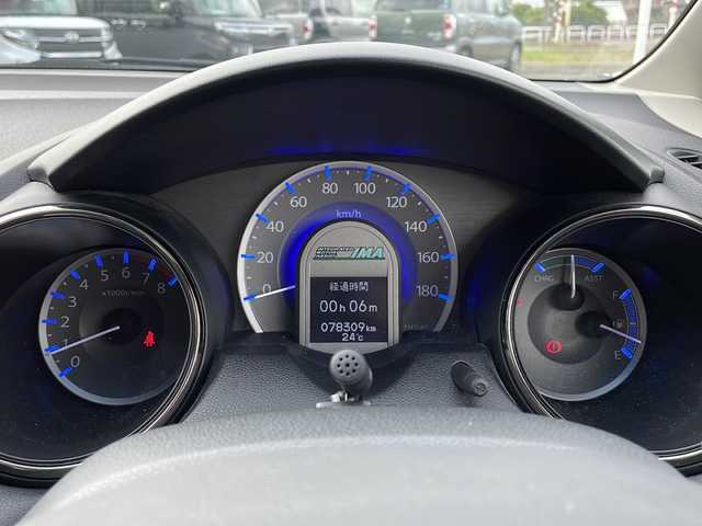 ホンダ フィット シャトル ハイブリッド スマートセレファインライン 新潟県 2013(平25)年 7.9万km プレミアムホワイト 純正メモリナビ/(AM/FM/CD/DVD/ワンセグTV)/スタッドレスタイヤ/ハーフレザーシート/シートヒーター/クルーズコントロール/夏タイヤ積載/ABS/横滑り防止装置/盗難防止装置/Modulo15インチアルミホイール/純正フロアマット