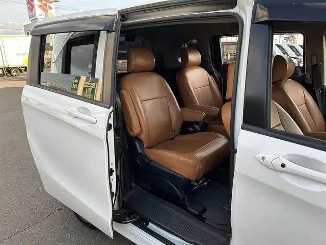 ホンダ フリード ハイブリット ジャストセレクション 宮城県 2014(平26)年 12.7万km プラチナムホワイトパール 純正ナビ/(フルセグTV/CD/DVD/SD/BT)/バックカメラ/フリップダウンモニター/ビルトインETC/クルーズコントロール/レザー調シートカバー/オートエアコン/革巻きステアリング/ステアリングスイッチ/両側パワースライドドア/スマートキー/スペアキー/ウインカー付き電動格納ミラー/ドアバイザー/HIDヘッドライト/純正フロアマット/社外15インチAW