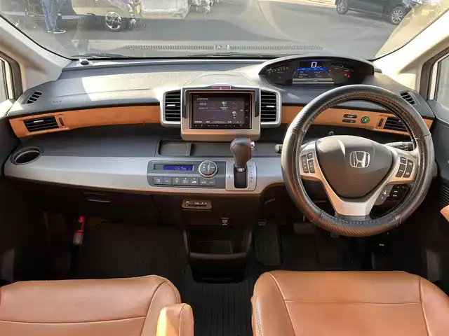 ホンダ フリード ハイブリット ジャストセレクション 宮城県 2014(平26)年 12.7万km プラチナムホワイトパール 純正ナビ/(フルセグTV/CD/DVD/SD/BT)/バックカメラ/フリップダウンモニター/ビルトインETC/クルーズコントロール/レザー調シートカバー/オートエアコン/革巻きステアリング/ステアリングスイッチ/両側パワースライドドア/スマートキー/スペアキー/ウインカー付き電動格納ミラー/ドアバイザー/HIDヘッドライト/純正フロアマット/社外15インチAW