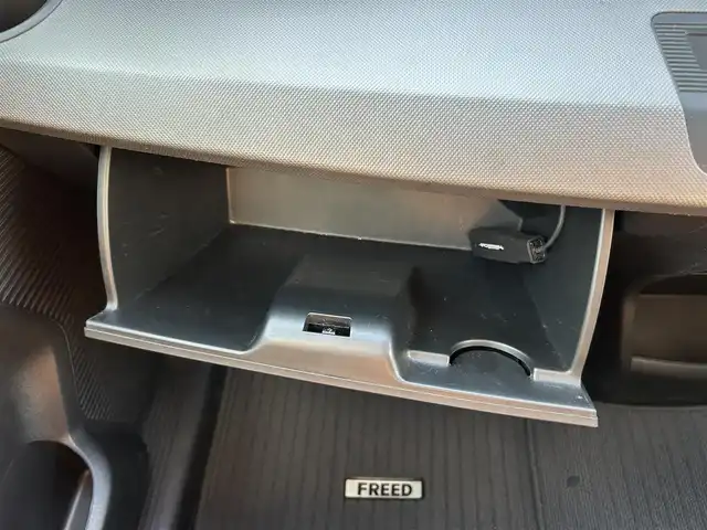 ホンダ フリード ハイブリット ジャストセレクション 宮城県 2014(平26)年 12.7万km プラチナムホワイトパール 純正ナビ/(フルセグTV/CD/DVD/SD/BT)/バックカメラ/フリップダウンモニター/ビルトインETC/クルーズコントロール/レザー調シートカバー/オートエアコン/革巻きステアリング/ステアリングスイッチ/両側パワースライドドア/スマートキー/スペアキー/ウインカー付き電動格納ミラー/ドアバイザー/HIDヘッドライト/純正フロアマット/社外15インチAW