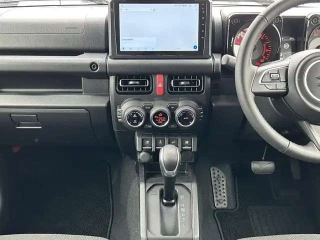 スズキ ジムニー XC 群馬県 2024(令6)年 0.1万km ミディアムグレー 4WD/ターボ/9インチDA/Apple CarPlay/Android Auto/Bluetoothオーディオ/バックカメラ/クルーズコントロール/ステアリングリモコン/前席シートヒーター/純正アルミホイール/純正フロアマット/【DAMD little G】Fバンパー/【DAMD little G】Fグリル/背面タイヤカバー/ホワイトレタータイヤ/LEDヘッドライト/取説・保証書/スマートキー×2