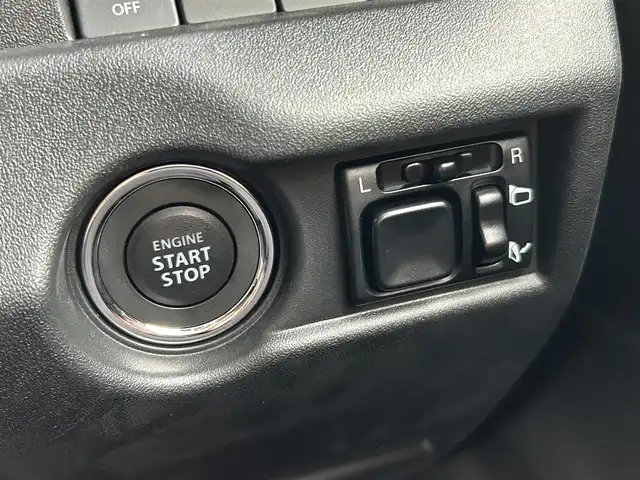 スズキ ジムニー XC 群馬県 2024(令6)年 0.1万km ミディアムグレー 4WD/ターボ/9インチDA/Apple CarPlay/Android Auto/Bluetoothオーディオ/バックカメラ/クルーズコントロール/ステアリングリモコン/前席シートヒーター/純正アルミホイール/純正フロアマット/【DAMD little G】Fバンパー/【DAMD little G】Fグリル/背面タイヤカバー/ホワイトレタータイヤ/LEDヘッドライト/取説・保証書/スマートキー×2