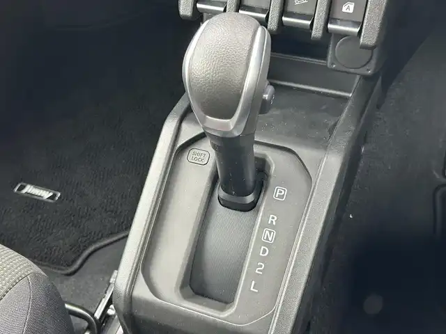 スズキ ジムニー XC 群馬県 2024(令6)年 0.1万km ミディアムグレー 4WD/ターボ/9インチDA/Apple CarPlay/Android Auto/Bluetoothオーディオ/バックカメラ/クルーズコントロール/ステアリングリモコン/前席シートヒーター/純正アルミホイール/純正フロアマット/【DAMD little G】Fバンパー/【DAMD little G】Fグリル/背面タイヤカバー/ホワイトレタータイヤ/LEDヘッドライト/取説・保証書/スマートキー×2